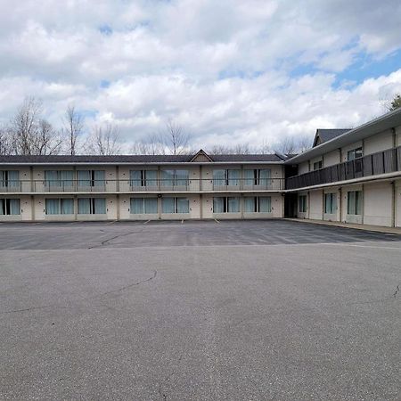 Days Inn By Wyndham Birch Run Esterno foto