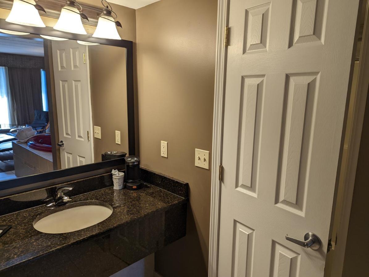 Days Inn By Wyndham Birch Run Esterno foto
