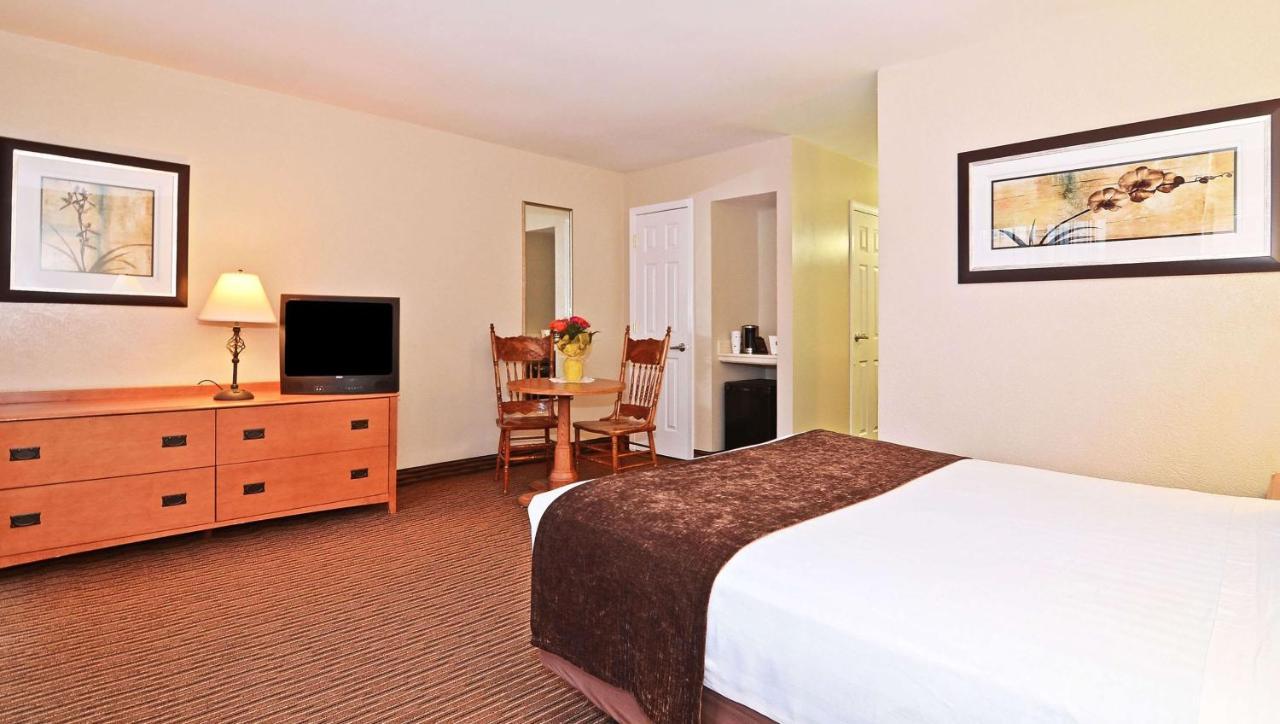Days Inn By Wyndham Birch Run Esterno foto
