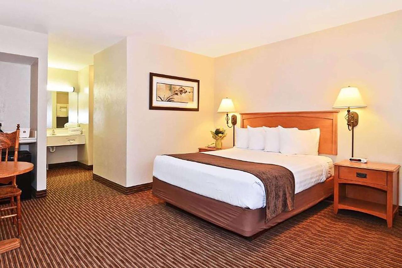 Days Inn By Wyndham Birch Run Esterno foto