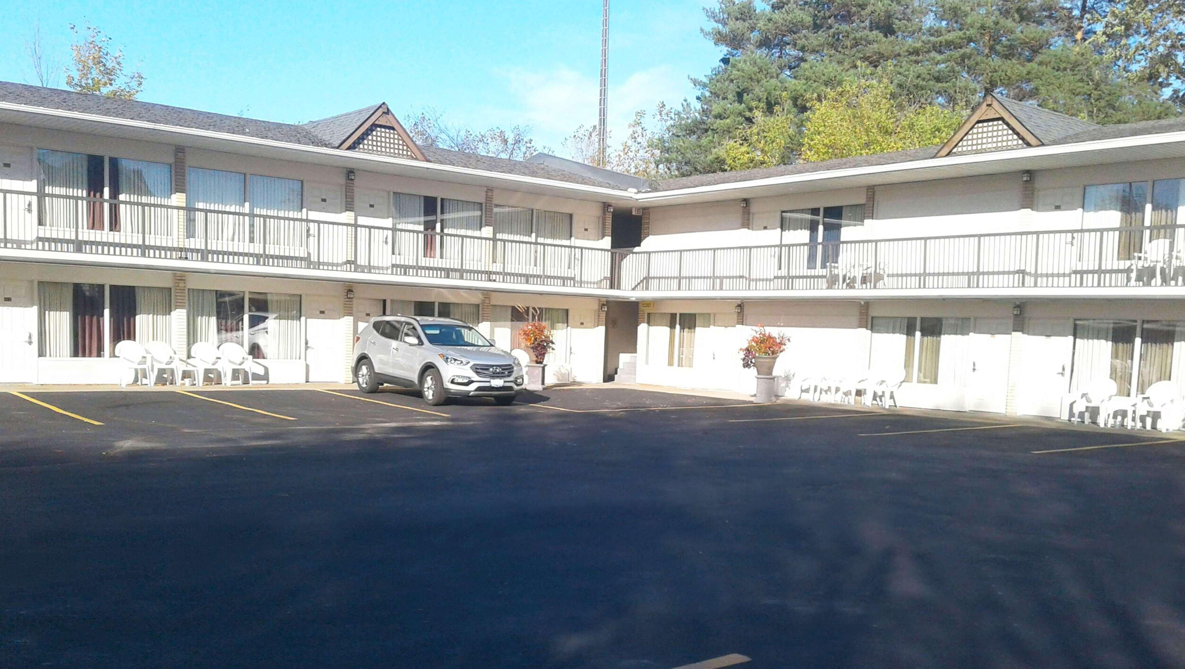 Days Inn By Wyndham Birch Run Esterno foto