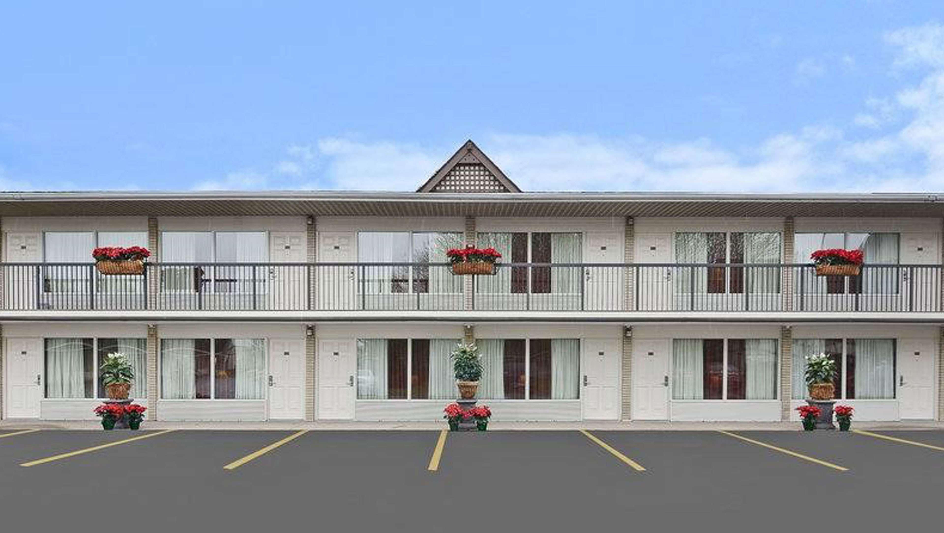 Days Inn By Wyndham Birch Run Esterno foto