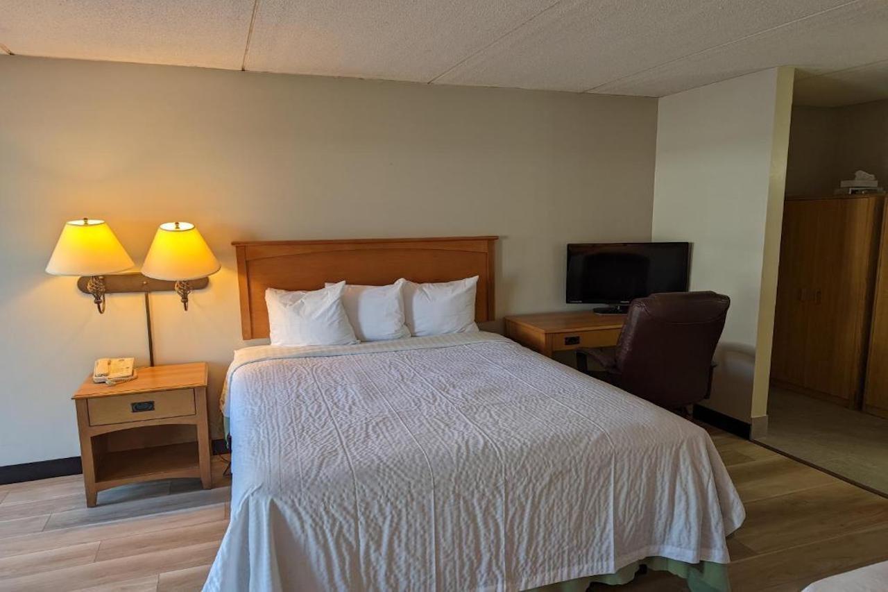 Days Inn By Wyndham Birch Run Esterno foto