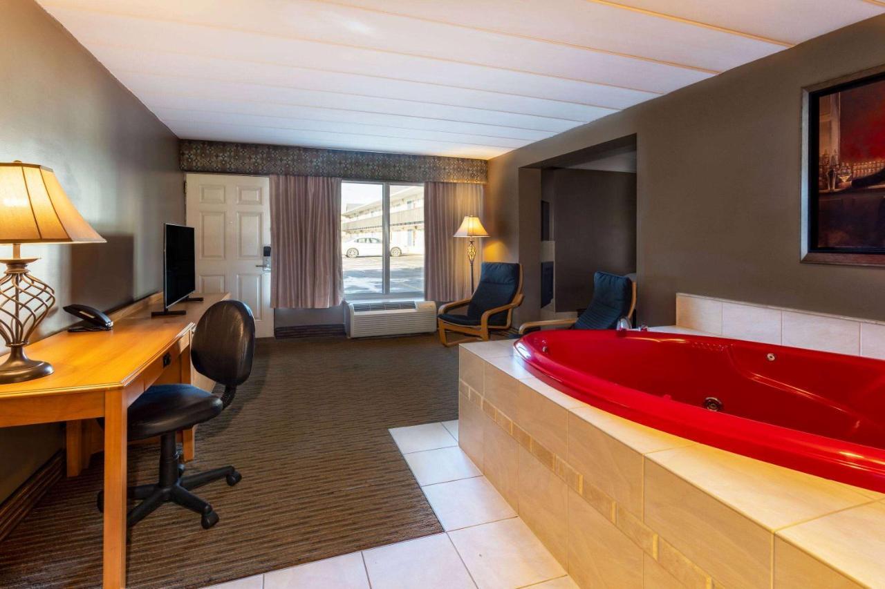 Days Inn By Wyndham Birch Run Esterno foto