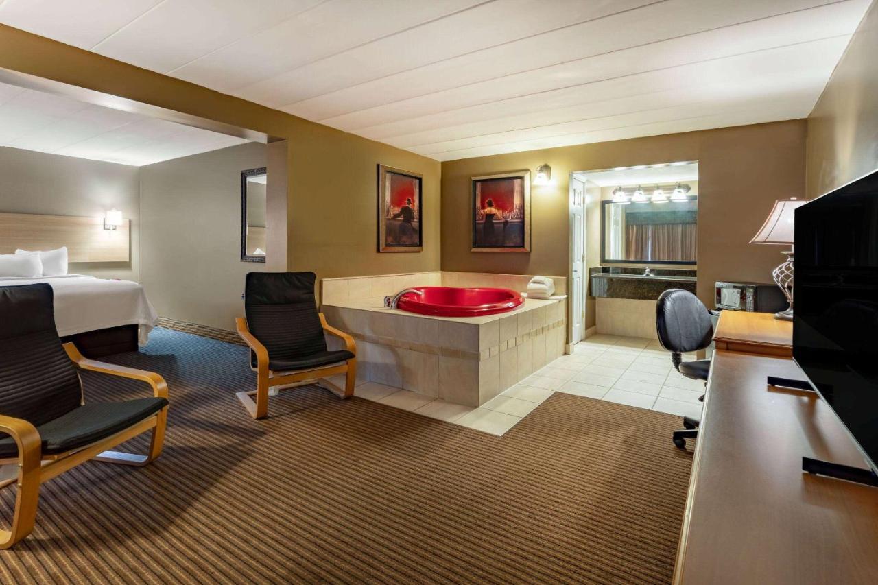 Days Inn By Wyndham Birch Run Esterno foto