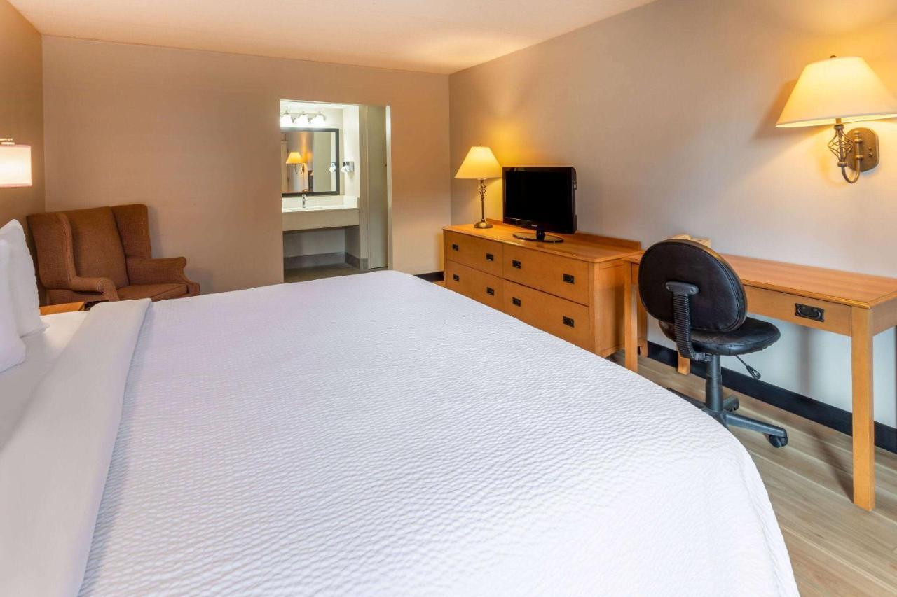 Days Inn By Wyndham Birch Run Esterno foto