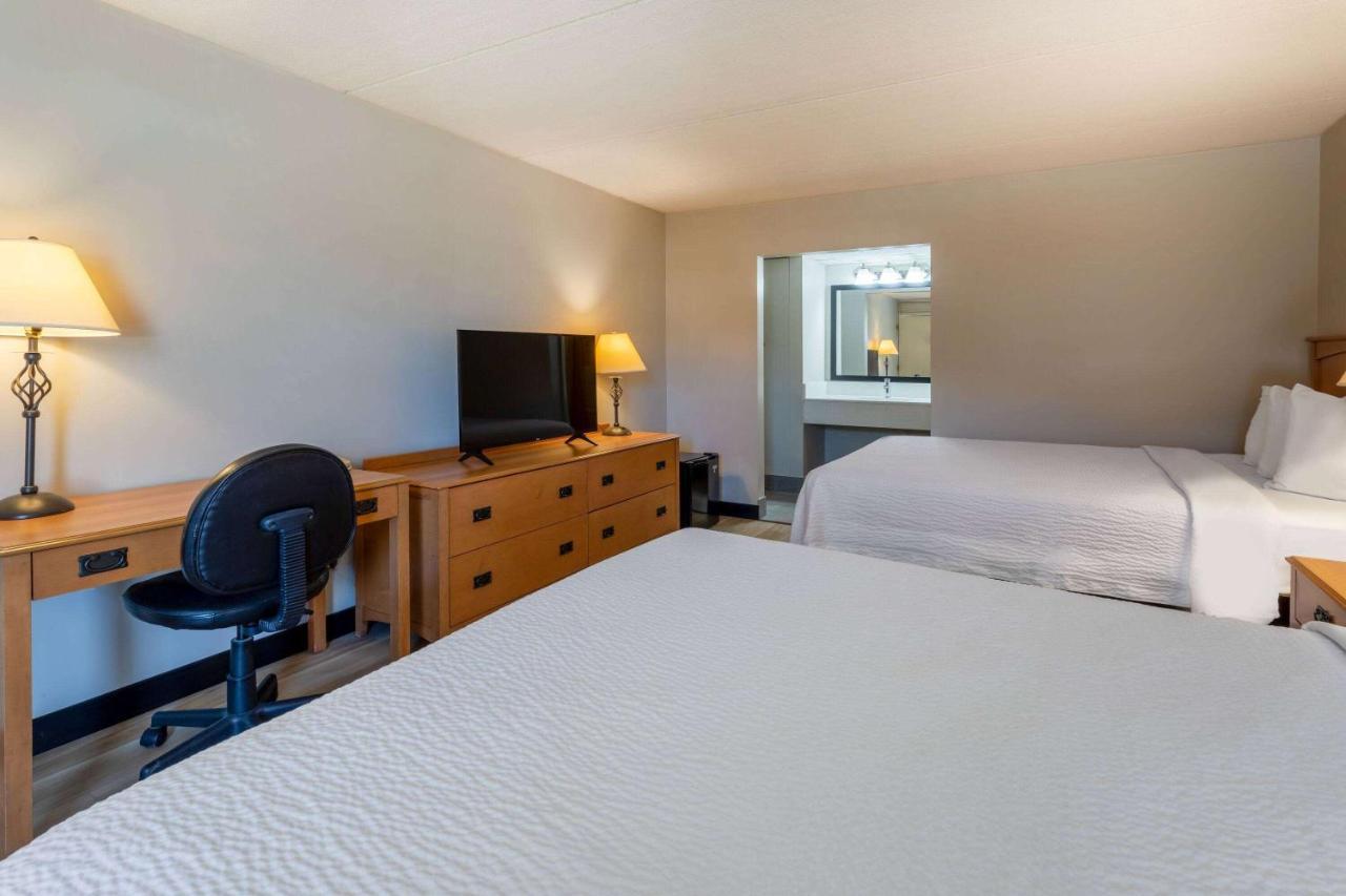 Days Inn By Wyndham Birch Run Esterno foto