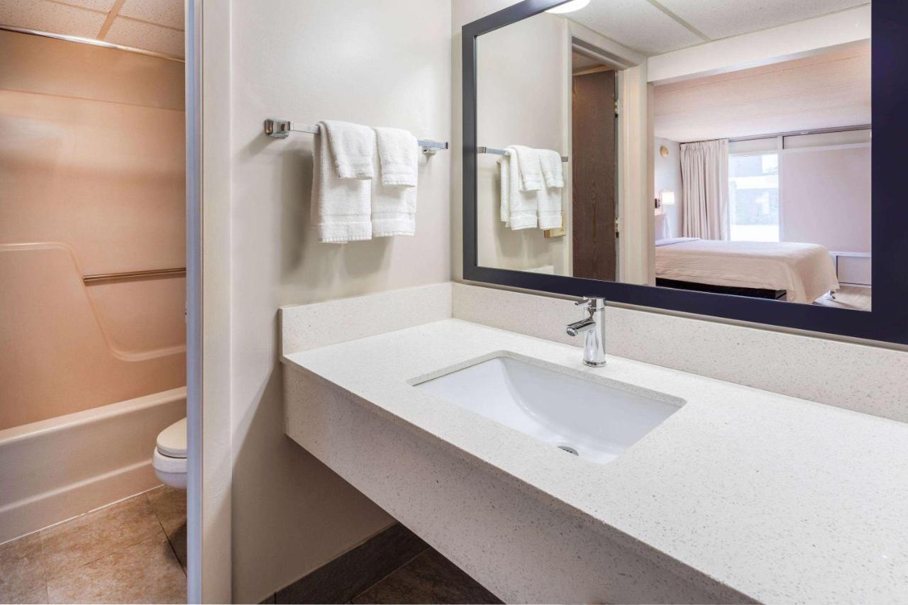Days Inn By Wyndham Birch Run Esterno foto