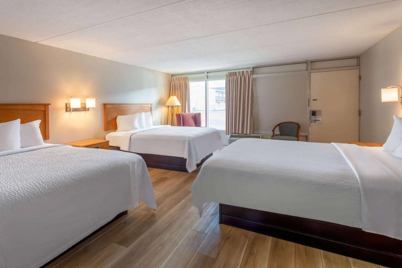 Days Inn By Wyndham Birch Run Esterno foto