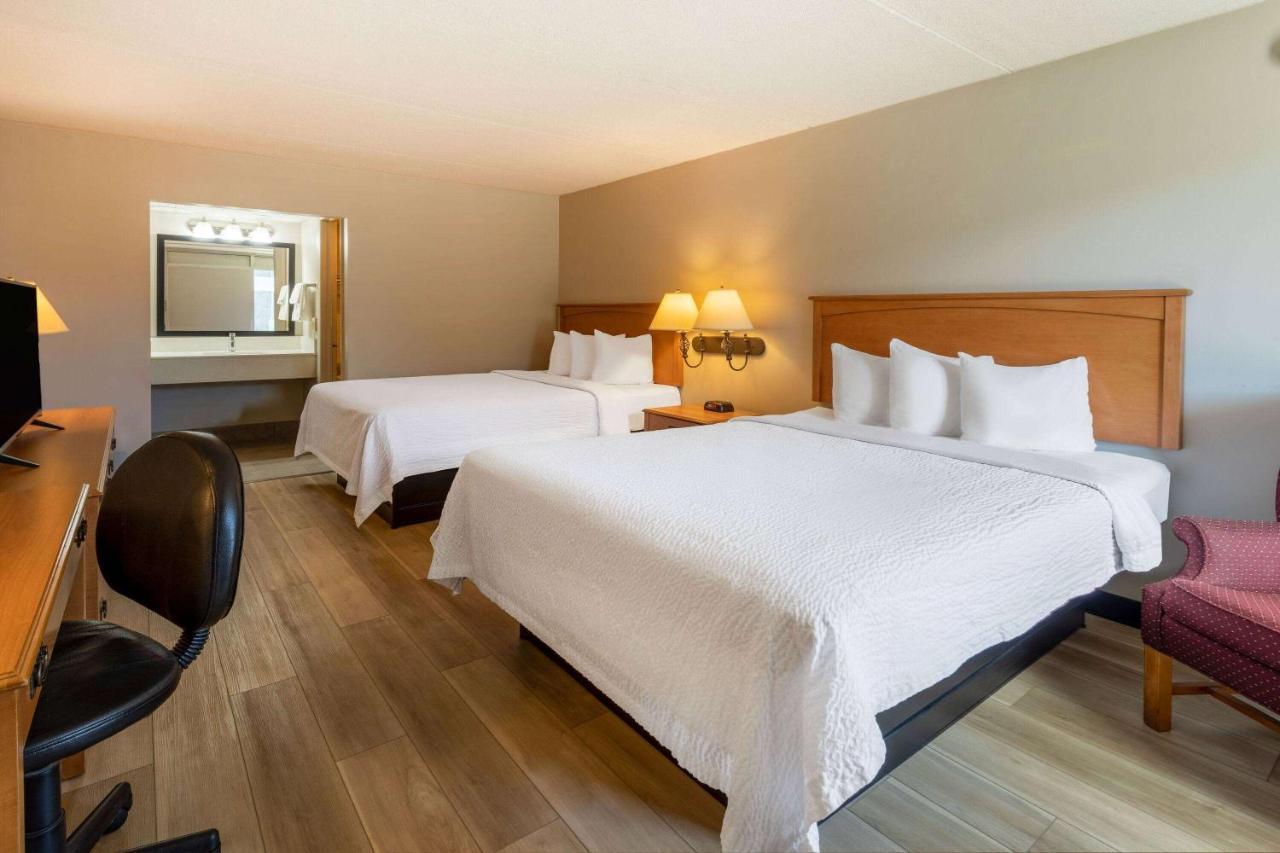 Days Inn By Wyndham Birch Run Esterno foto