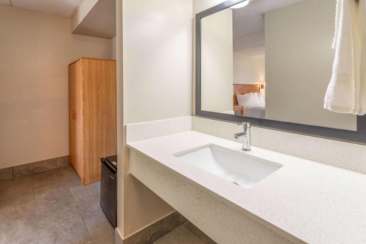 Days Inn By Wyndham Birch Run Esterno foto