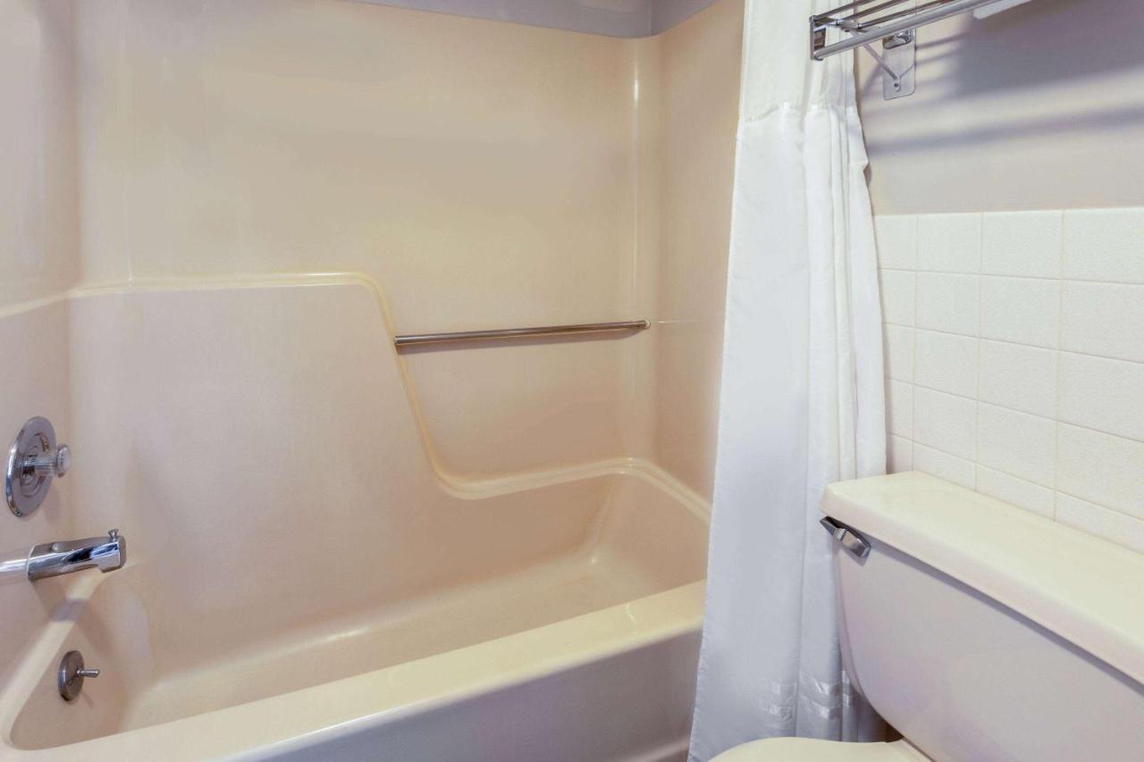 Days Inn By Wyndham Birch Run Esterno foto