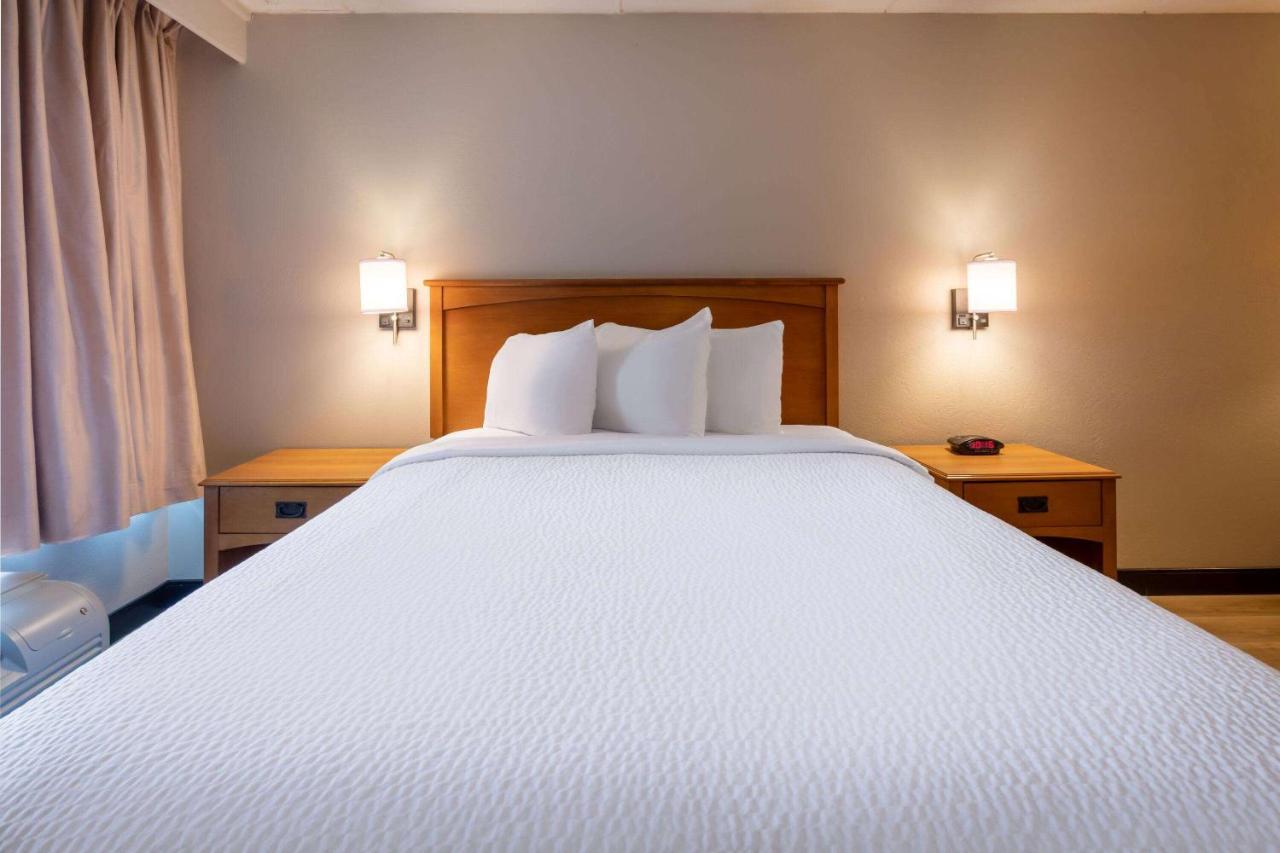 Days Inn By Wyndham Birch Run Esterno foto