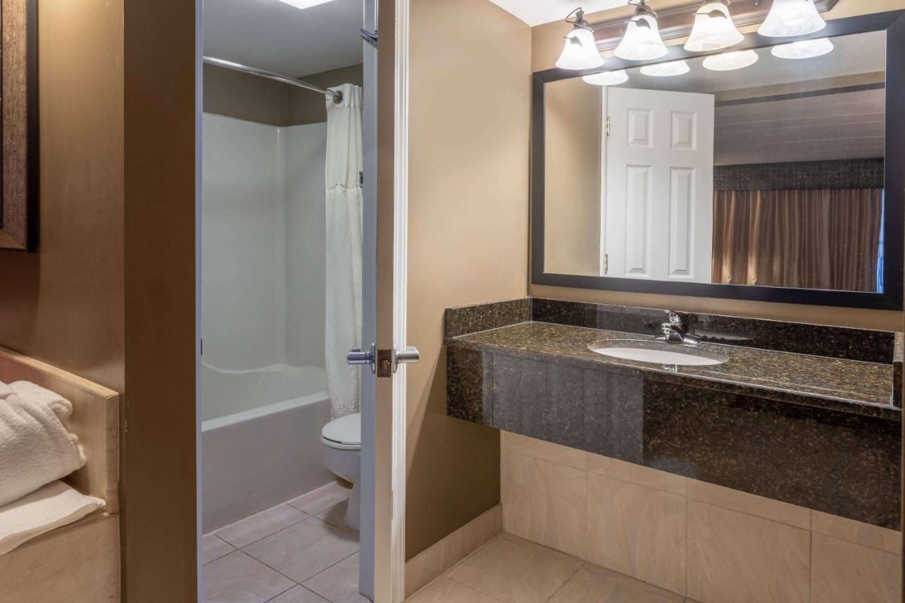 Days Inn By Wyndham Birch Run Esterno foto